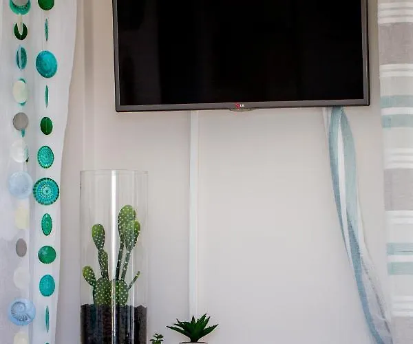 Getaway - Cozy And Quiet Nest Daire Loutráki